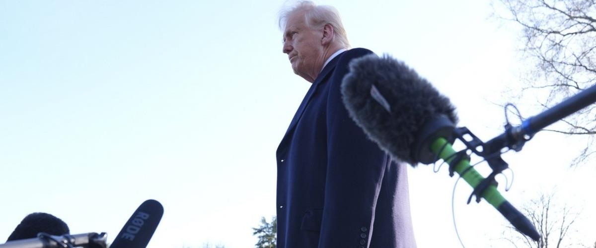 trump-mikrofona