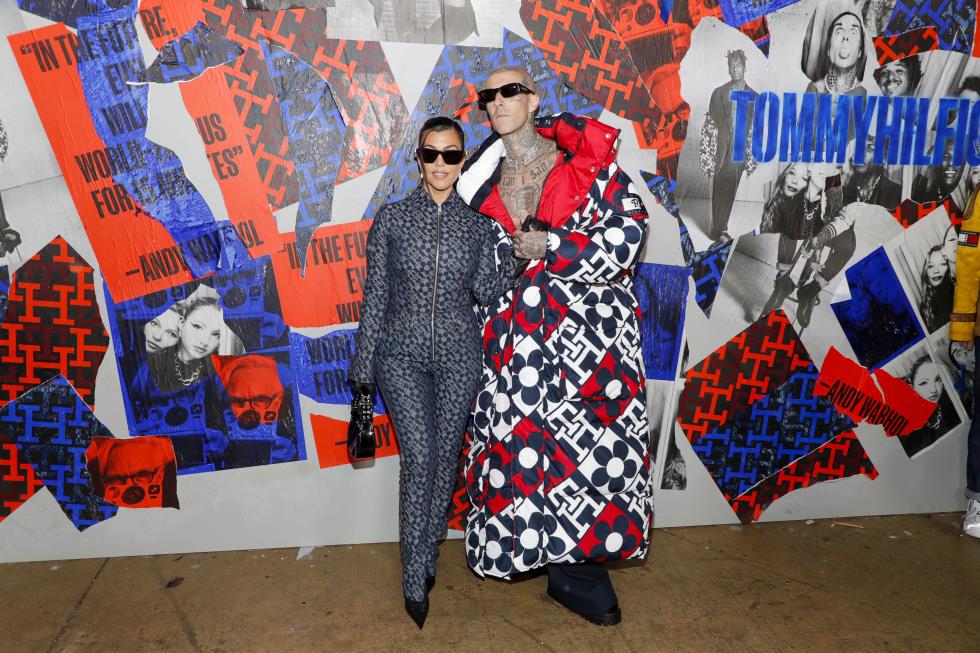 4323106449040630 11. TOMMYFACTORY FA22 Step-Repeat Kourtney-and-Travis-01