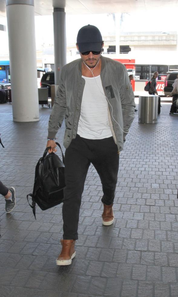 Orlando Bloom catches a flight out of Los Angeles amidst reports he wants to pose to Katy Perry within the next four months.