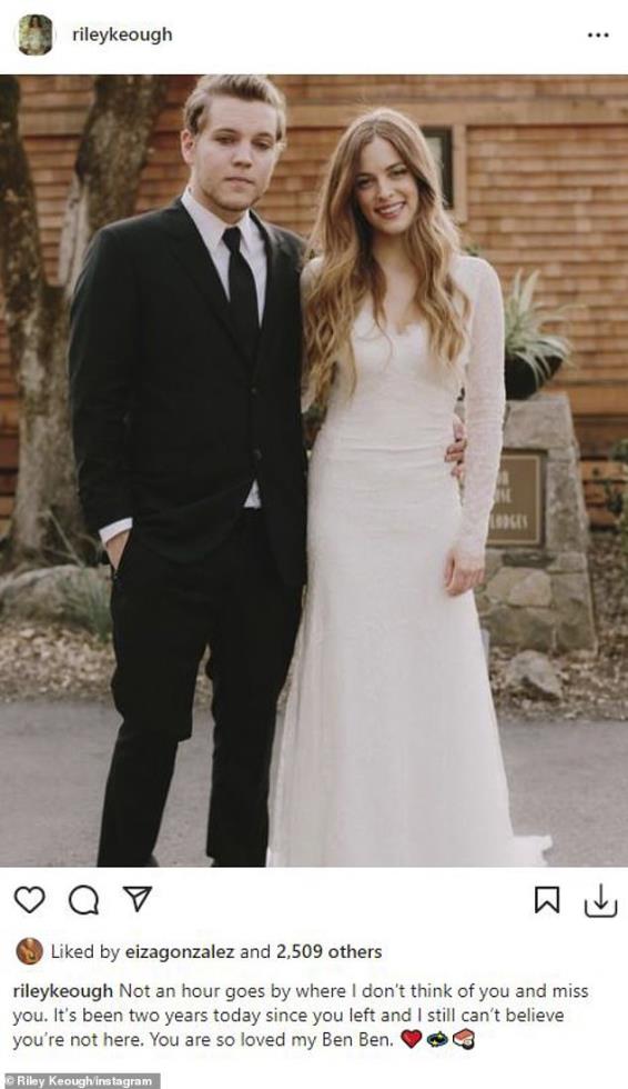 4429223025351196 60188169-11007191-Sad loss Riley Keough 33 uploaded a tribute post on her Instagra-a-2 1657655427659