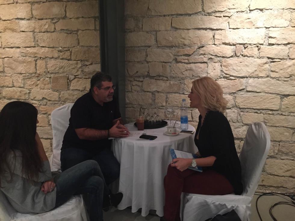 Η παρουσιάστρια της βραδιάς Εύη Φραγκάκη σε briefing με τον σκηνοθέτη Μίλτο Χατζουλη και την Ευγενία Κουρουντζή 