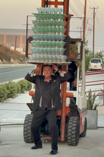 5249942899684081 glasses-head-preparing-to-lift