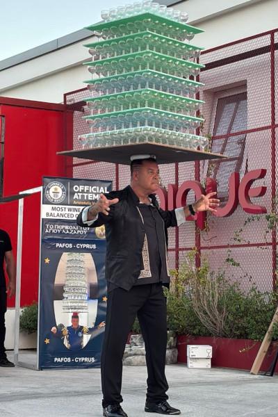 5249943137963639 glasses-head-balancing-no-hands