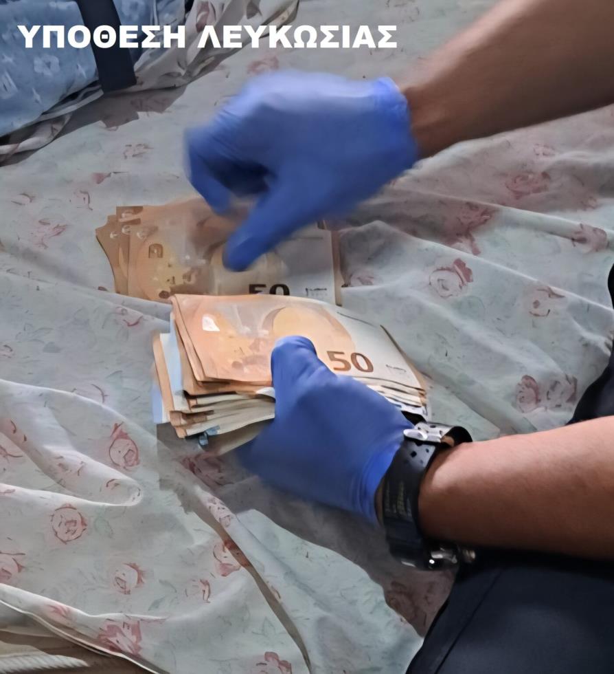 Κατασχέθηκαν ναρκωτικά και σχεδόν 4.000 από οικία 31χρονου στον Στρόβολο, εντοπίστηκε τσάντα με κάνναβη σε πεζοδρόμιο στη Λεμεσό (pics) Κατασχέθηκαν ναρκωτικά και σχεδόν 4.000 από οικία 31χρονου στον Στρόβολο, εντοπίστηκε τσάντα με κάνναβη σε πεζοδρόμιο στη Λεμεσό (pics)