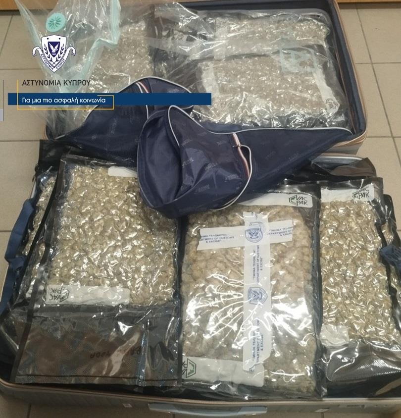 Χειροπέδες σε 26χρονο στο Αεροδρόμιο Λάρνακας-Εντοπίστηκαν στην κατοχή του περίπου 24 κιλά ναρκωτικών