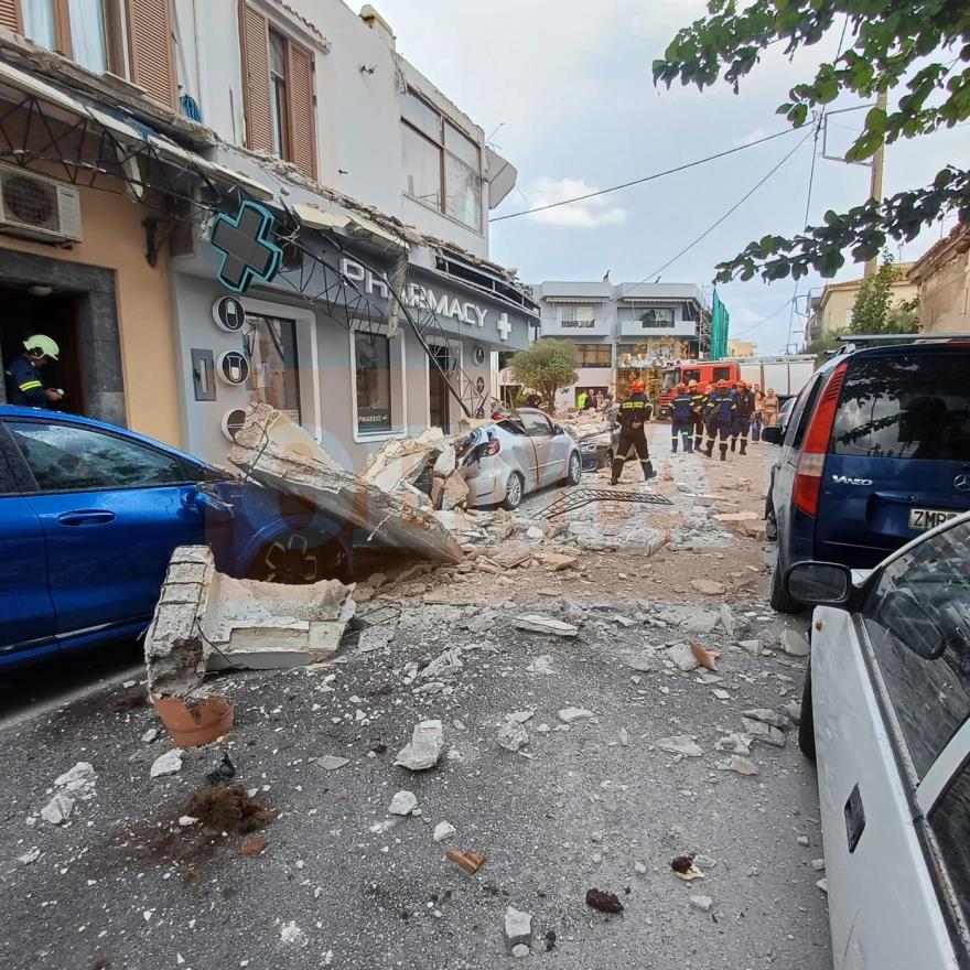 Κατέρρευσαν μπαλκόνια σε κεντρικό δρόμο στο Λαύριο, μεγάλες ζημιές (pics)