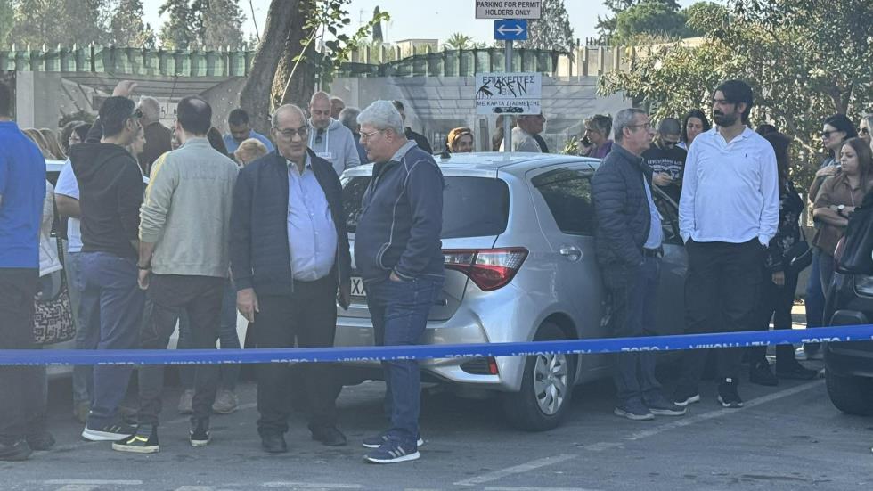 Σε εξέλιξη η απεργία των καθηγητών έξω από τη Βουλή-«Θέλουμε νέα αξιολόγηση όχι οπισθοδρόμηση» (pics)