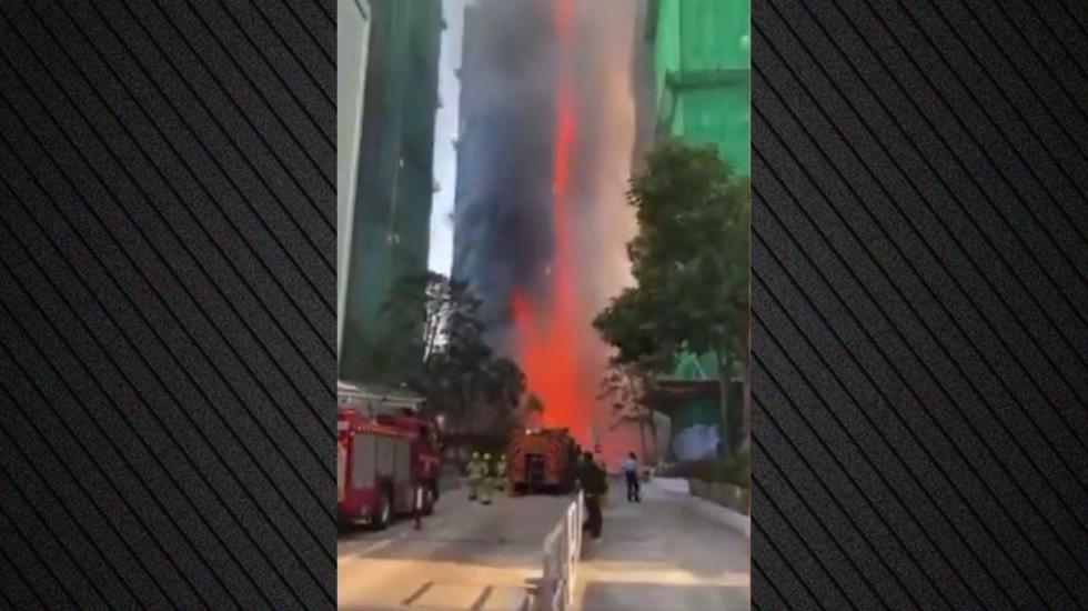 Μεγάλη φωτιά σε ουρανοξύστη στο Χονγκ Κονγκ -Αναφορές για πολλούς εγκλωβισμένους και ένα τραυματία