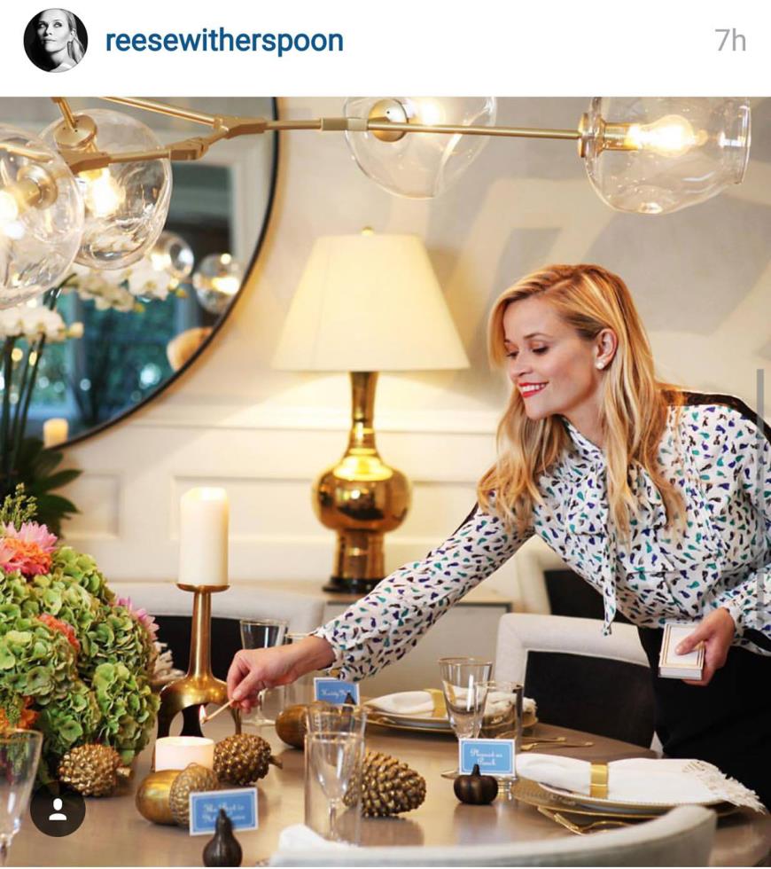 H Reese Witherspoon με το γιορτινό της τραπέζι