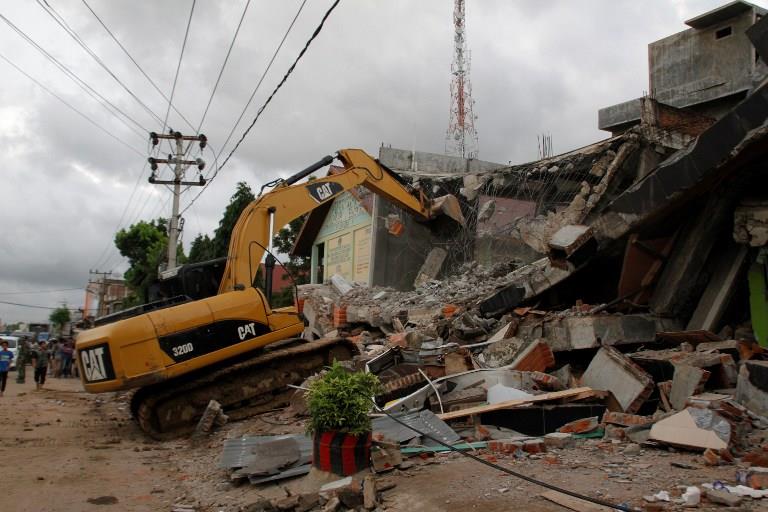 At least 92 dead after quake rocks Aceh