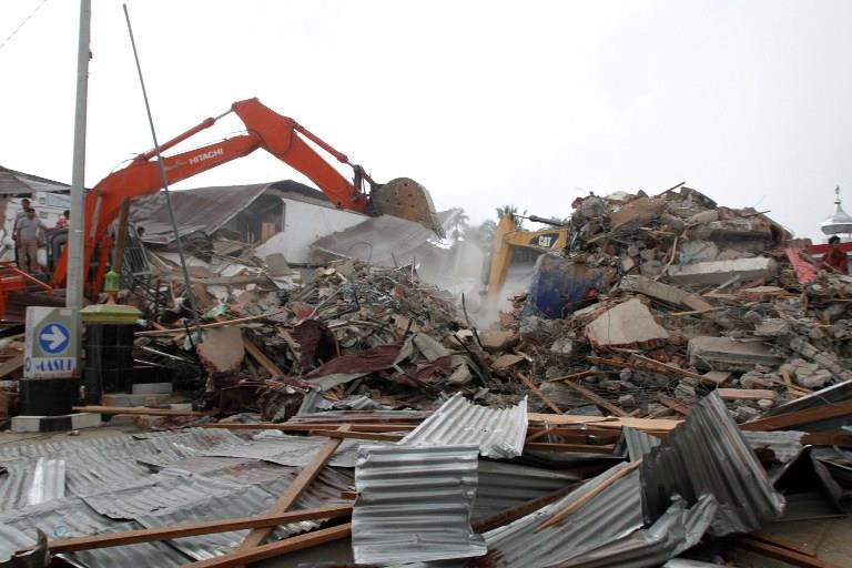 At least 92 dead after quake rocks Aceh