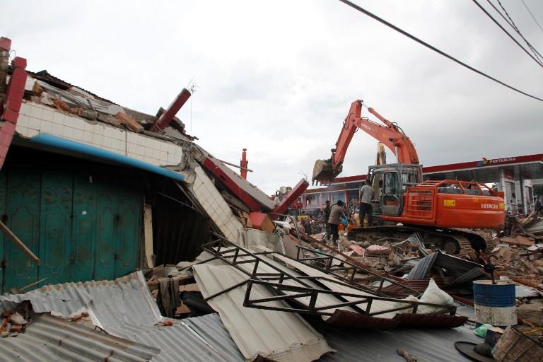 At least 92 dead after quake rocks Aceh