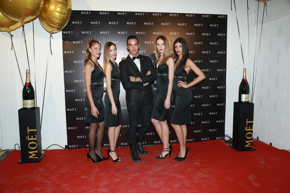 Ο Ανδρέας Φαλάς με τα Moet & Chandon promogirls 