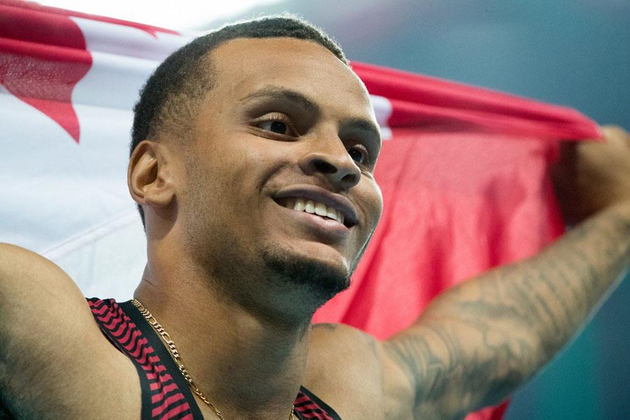 Andre De Grasse (Καναδάς) μετά που κατάκτησε το χάλκινο στα 100μ, μόλις 0,02 δευτερόλεπτα πίσω από τον Justin Gatlin (ΗΠΑ)!