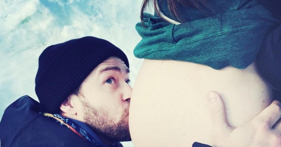 Ο Justin Timberlake φιλά την κοιλιά της συζύγου του Jessica Biel