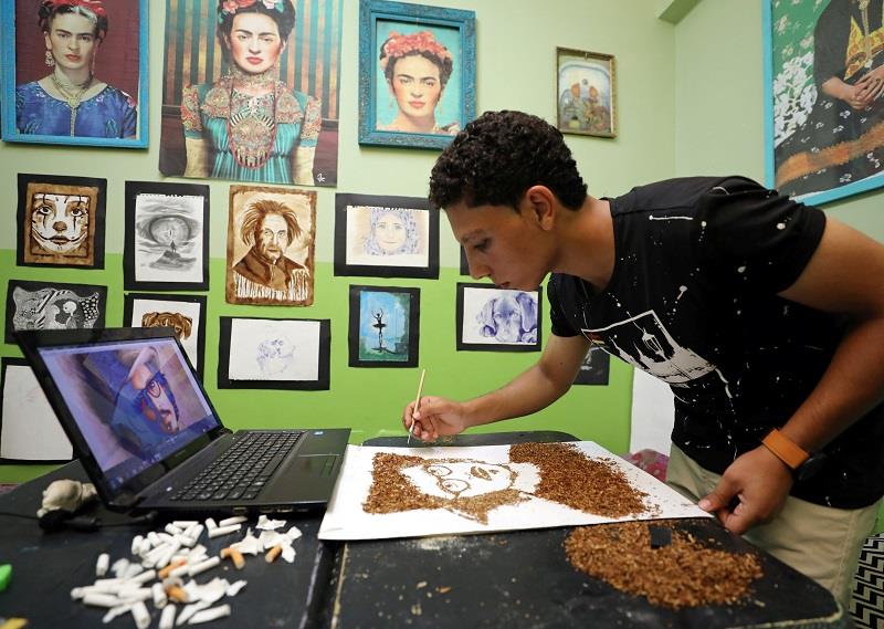 Abdelrahman al-Habrouk makes a portrait of the American actor Johnny Depp with tobacco in Alexandria