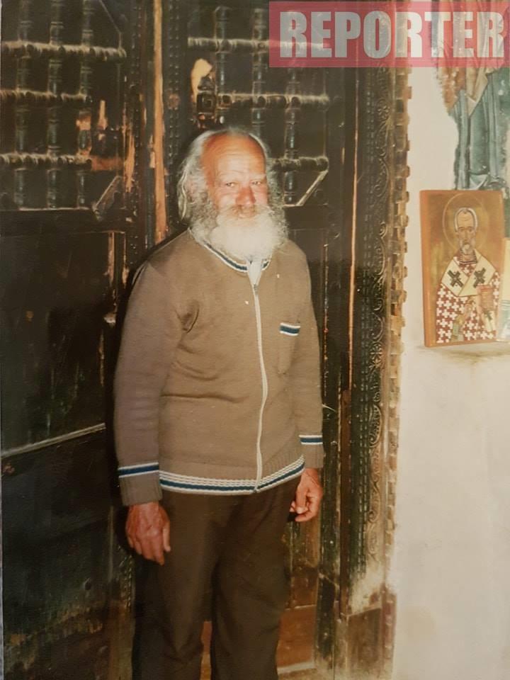 Ο γέροντας έξω από το εκκλησάκι