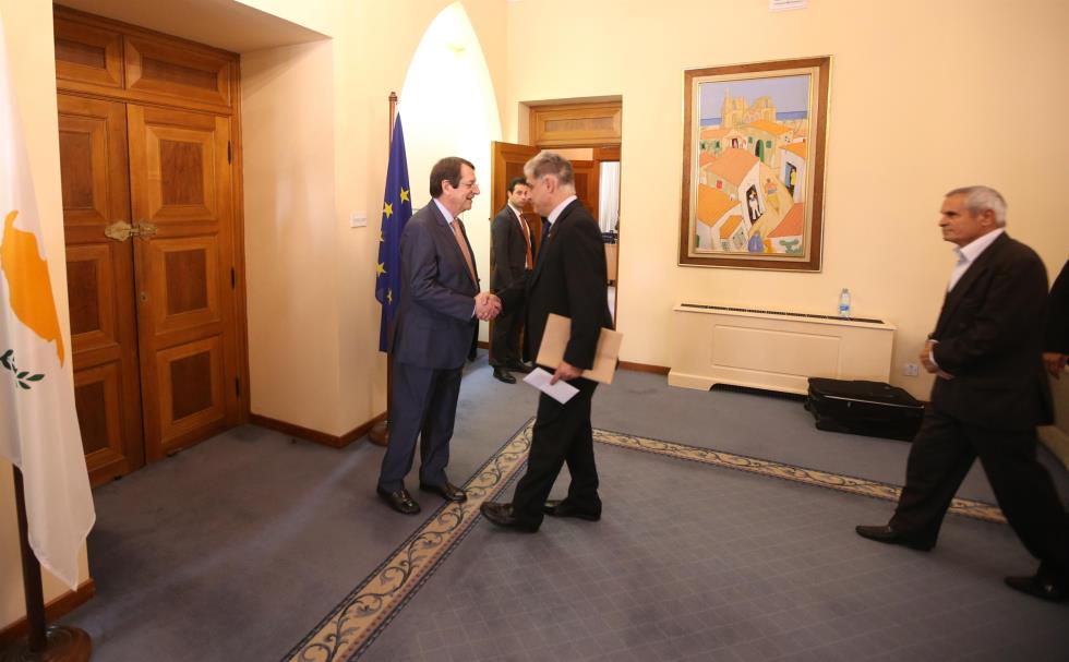 ΠΡΟΕΔΡΟΣ ΔΗΜΟΚΡΑΤΙΑΣ - ΠΟΛΙΤΕΣ ΤΟΝ ΣΥΓΧΑΙΡΟΥΝ ΓΙΑ ΤΗΝ ΕΠΑΝΕΚΛΟΓΗ ΤΟΥ