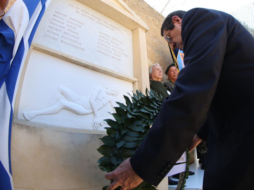 ΠΡΟΕΔΡΟΣ ΔΗΜΟΚΡΑΤΙΑΣ - ΚΑΤΑΘΕΣΗ ΣΤΕΦΑΝΩΝ ΣΤΑ ΦΥΛΑΚΙΣΜΕΝΑ ΜΝΗΜΑΤΑ