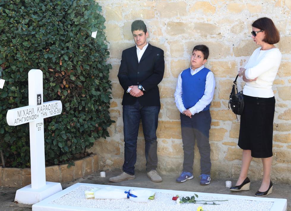 ΠΡΟΕΔΡΟΣ ΔΗΜΟΚΡΑΤΙΑΣ - ΚΑΤΑΘΕΣΗ ΣΤΕΦΑΝΩΝ ΣΤΑ ΦΥΛΑΚΙΣΜΕΝΑ ΜΝΗΜΑΤΑ