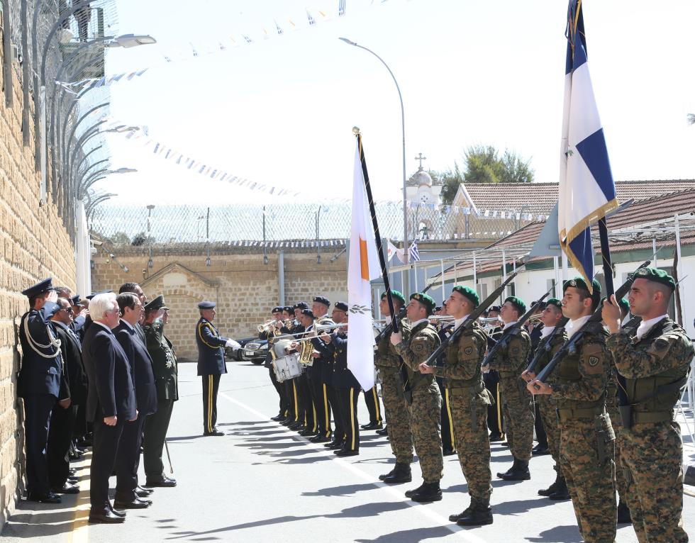 ΠΡΟΕΔΡΟΣ ΔΗΜΟΚΡΑΤΙΑΣ - ΚΑΤΑΘΕΣΗ ΣΤΕΦΑΝΩΝ ΣΤΑ ΦΥΛΑΚΙΣΜΕΝΑ ΜΝΗΜΑΤΑ