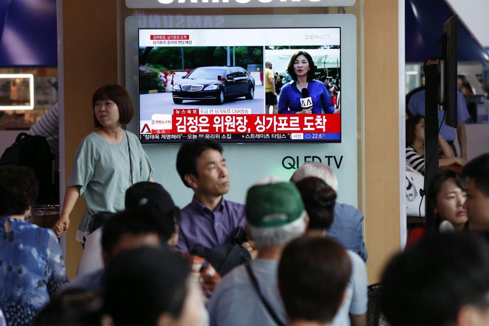 South Korean peoples watch a TV on North Korean leader arrival