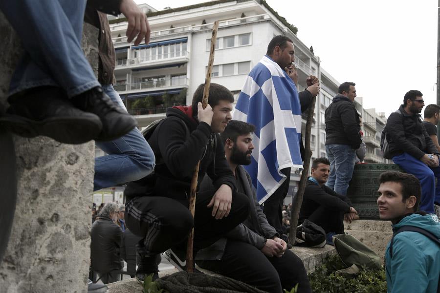 ΑΓΡΟΤΕΣ ΣΥΓΚΕΝΤΡΩΣΗ ΔΙΑΜΑΡΤΥΡΙΑΣ ΣΤΟ ΣΥΝΤΑΓΜΑ 3
