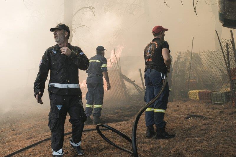 choper; Disaster; Evia; extinguish; fire department; forest fire; Helicopter; Makrimallis; smoke; Εύβοια; Μακρυμάλλης; ελικόπτερο; καπνός; κατάσβεση; καταστροφή; πυρκαγιά; πυροσβέστης; πυροσβεστική;