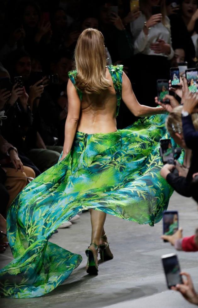 Jlo Models Iconic Green Versace Dress Almost 20 Years At Millan Fashion Week