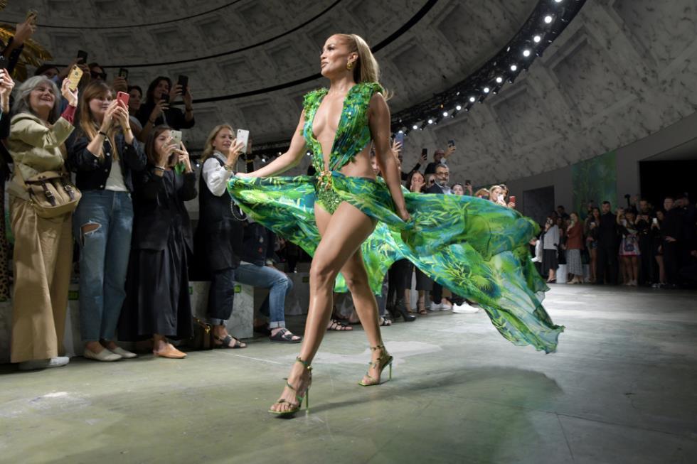 Jlo Models Iconic Green Versace Dress Almost 20 Years At Millan Fashion Week