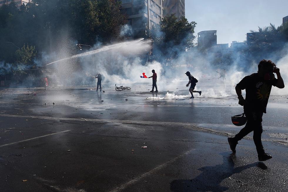 Chileans return to the Plaza Italia in Santiago for the seventh day