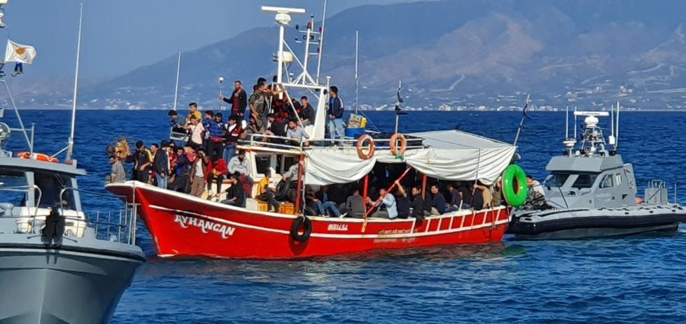 ΠΛΟΙΑΡΙΟ ΜΕ ΜΕΤΑΝΑΣΤΕΣ ΕΝΤΟΠΙΣΤΗΚΕ ΚΑΙ  ΟΔΗΓΗΘΗΚΕ ΣΤΟ ΛΙΜΑΝΑΚΙ ΛΑΤΣΙΟΥ