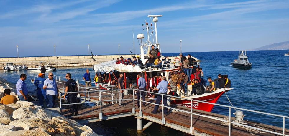 ΠΛΟΙΑΡΙΟ ΜΕ ΜΕΤΑΝΑΣΤΕΣ ΕΝΤΟΠΙΣΤΗΚΕ ΚΑΙ  ΟΔΗΓΗΘΗΚΕ ΣΤΟ ΛΙΜΑΝΑΚΙ ΛΑΤΣΙΟΥ
