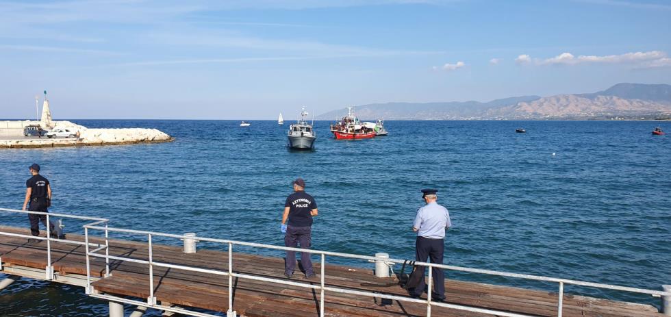 ΠΛΟΙΑΡΙΟ ΜΕ ΜΕΤΑΝΑΣΤΕΣ ΕΝΤΟΠΙΣΤΗΚΕ ΚΑΙ  ΟΔΗΓΗΘΗΚΕ ΣΤΟ ΛΙΜΑΝΑΚΙ ΛΑΤΣΙΟΥ