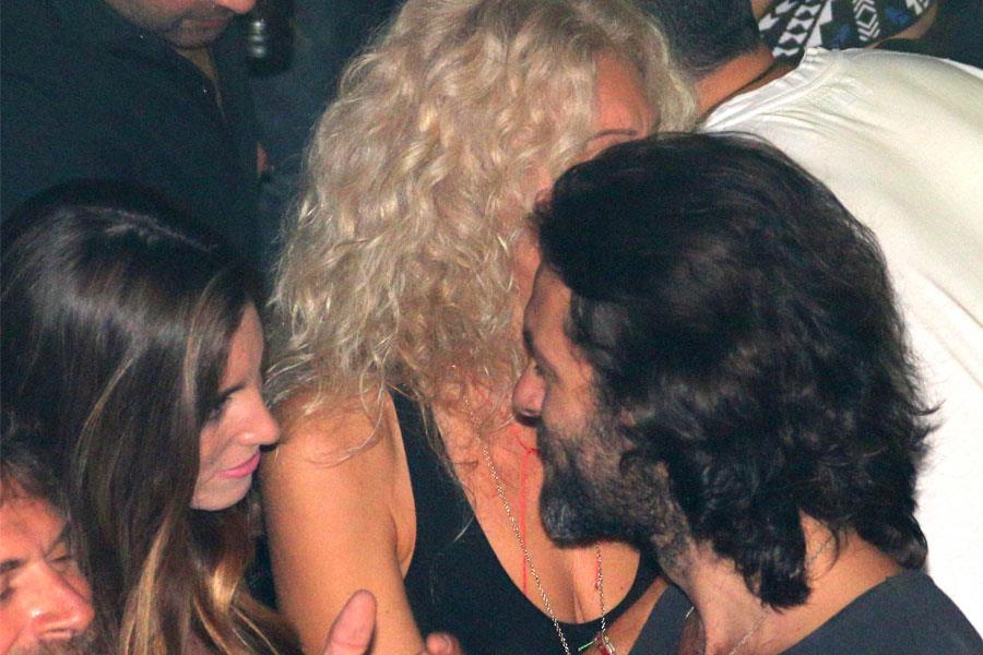 Αντάλλαζαν συνεχώς γλυκές ματιές