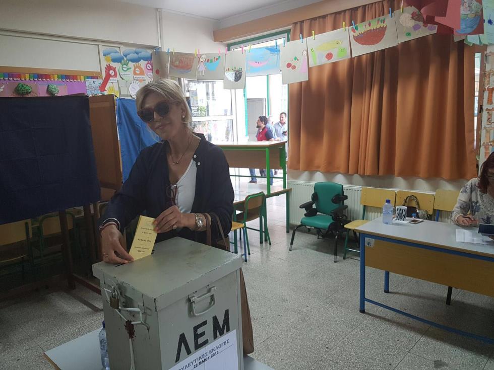 Η Ελίτα Μιχαηλίδου ψήφισε στο Χριστάκειο Δημοτικό του Ποταμού Γερμασόγειας στη Λεμεσό. Μαζί ήταν και η κόρη της Ελεονώρα