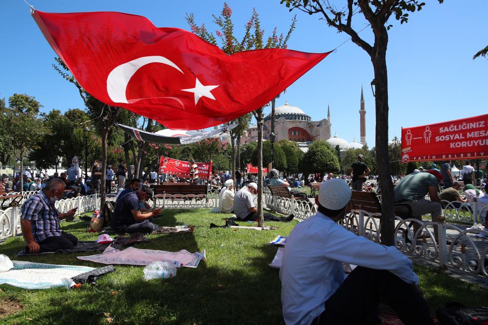 Istanbuls Hagia Sophia Mosque hosts first Friday prayers in 86 years
