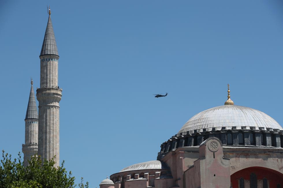 Istanbuls Hagia Sophia Mosque hosts first Friday prayers in 86 years