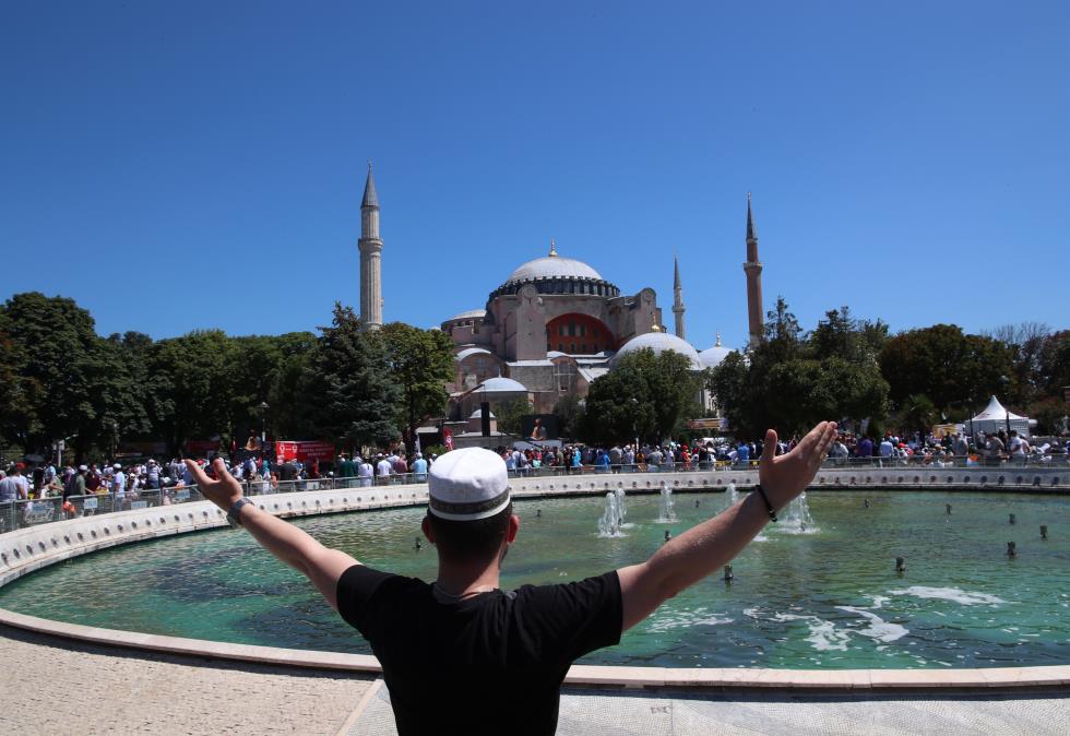 Istanbuls Hagia Sophia Mosque hosts first Friday prayers in 86 years