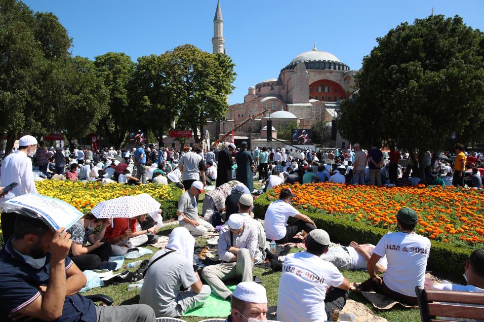 Istanbuls Hagia Sophia Mosque hosts first Friday prayers in 86 years