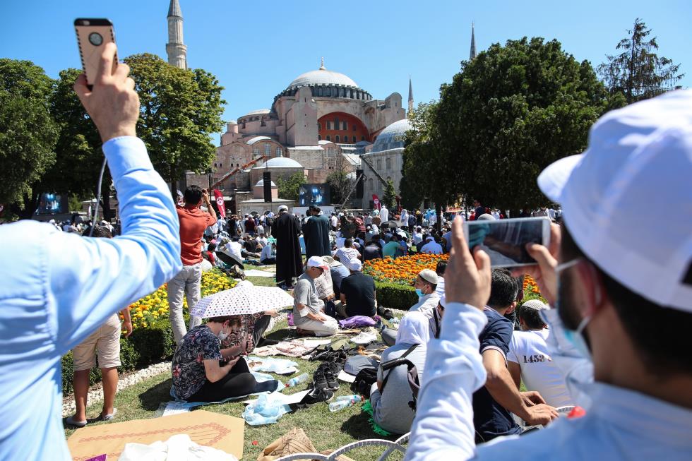 Istanbuls Hagia Sophia Mosque hosts first Friday prayers in 86 years