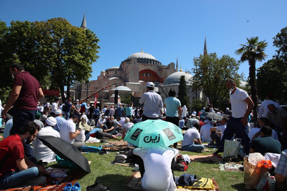 Istanbuls Hagia Sophia Mosque hosts first Friday prayers in 86 years