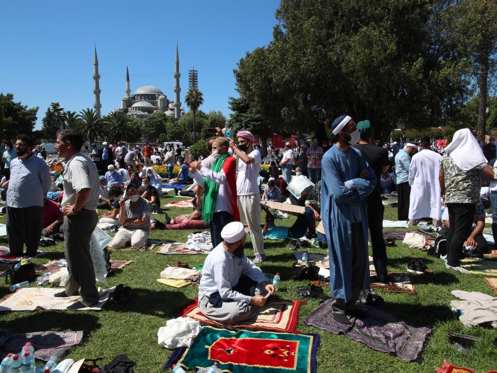 Istanbuls Hagia Sophia Mosque hosts first Friday prayers in 86 years
