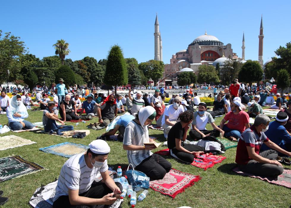 Istanbuls Hagia Sophia Mosque hosts first Friday prayers in 86 years