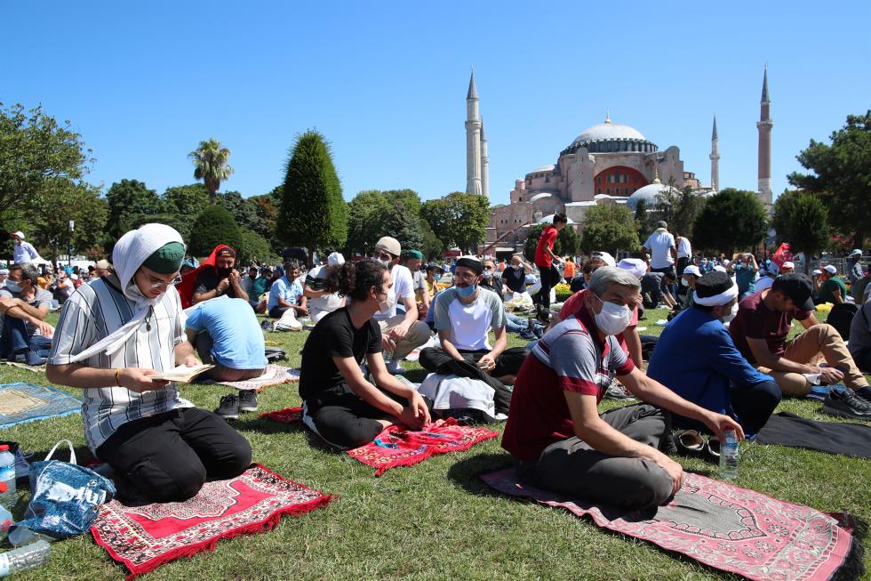 Istanbuls Hagia Sophia Mosque hosts first Friday prayers in 86 years