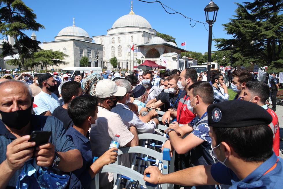 Istanbuls Hagia Sophia Mosque hosts first Friday prayers in 86 years