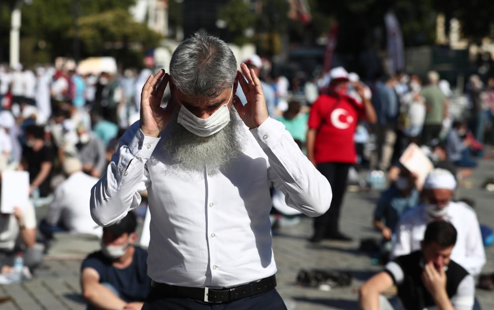Istanbuls Hagia Sophia Mosque hosts first Friday prayers in 86 years