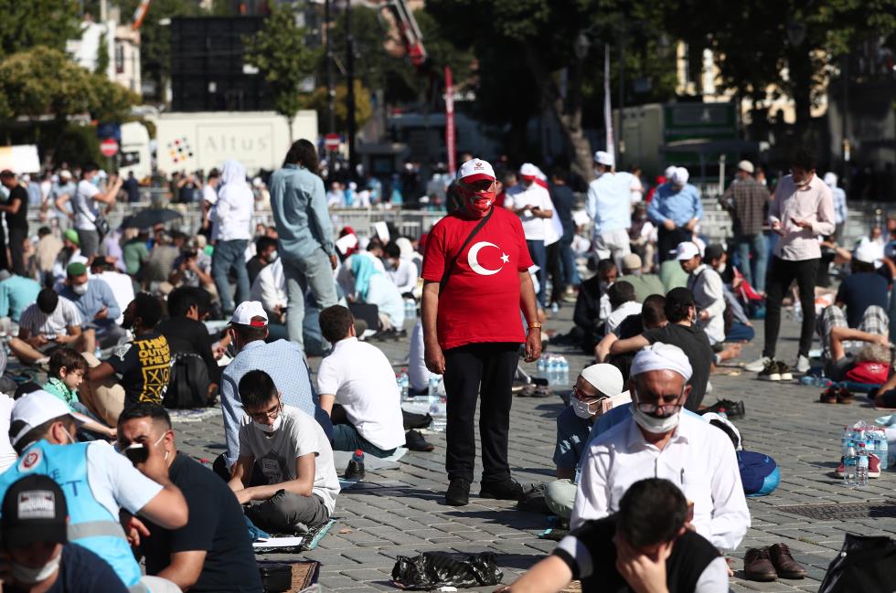 Istanbuls Hagia Sophia Mosque hosts first Friday prayers in 86 years