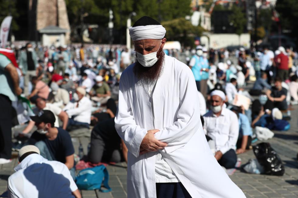 Istanbuls Hagia Sophia Mosque hosts first Friday prayers in 86 years