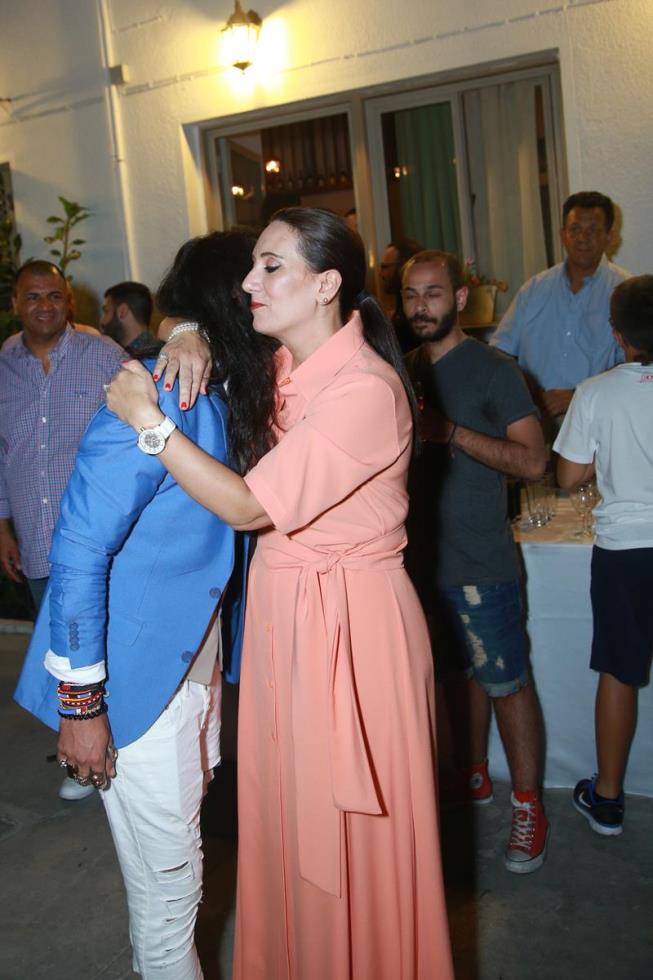 Μια γλυκιά αγκαλιά από την μαμά του για χρόνια πολλά 